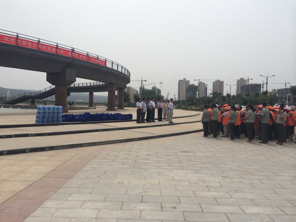 中心向彬州市环卫工人夏季爱心捐赠 (6).JPG