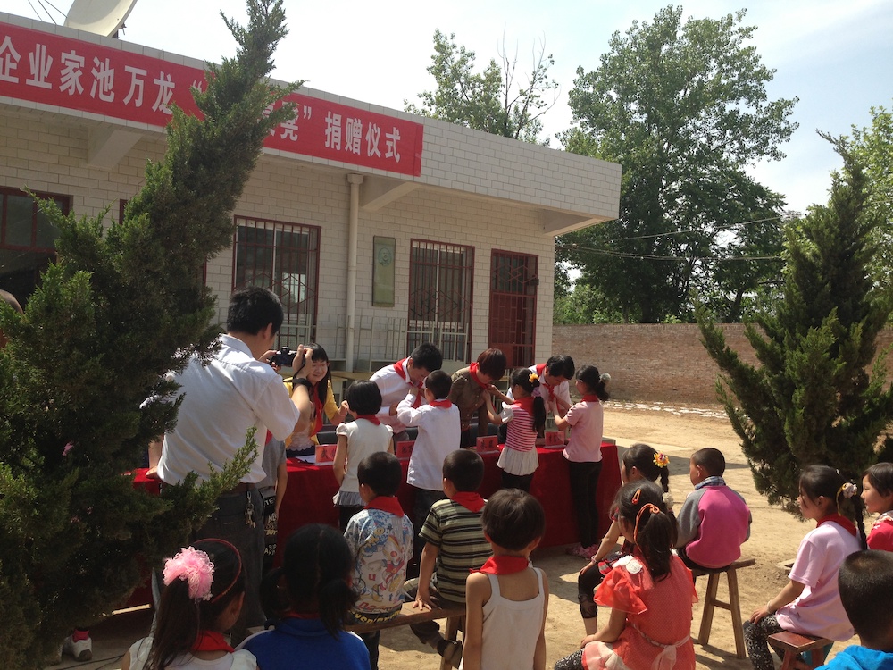中心向小学课桌椅爱心捐赠 (2).JPG